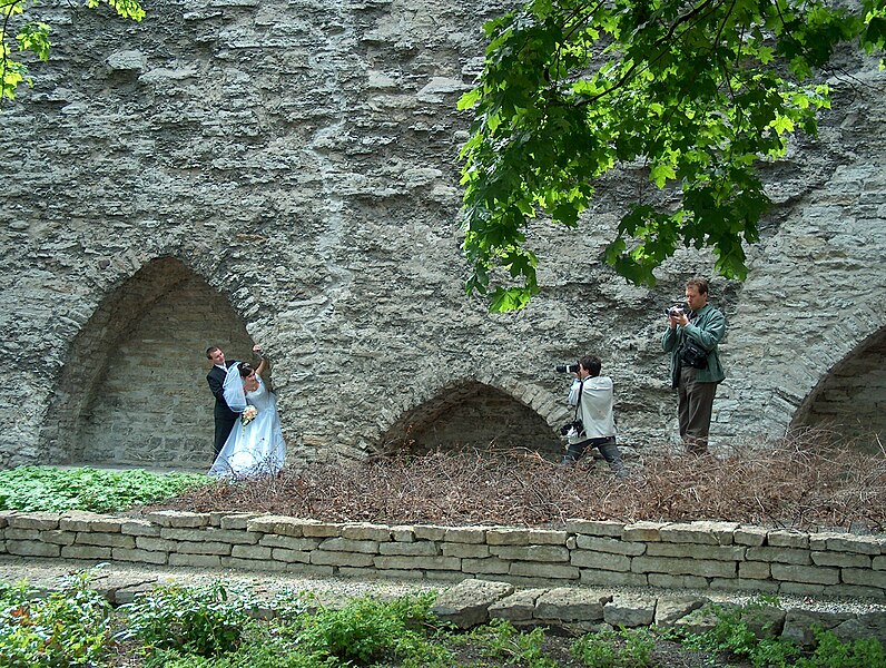 File:Wedding photos at the wall in Tallinn H9313 C.JPG