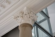 English: The way to Wikimedia Austria is lined with columns with corinthian capitals. Deutsch: Der Weg zum Büro der Wikimedia Österreich ist von Säulen mit korinthischen Kapitellen gesäumt