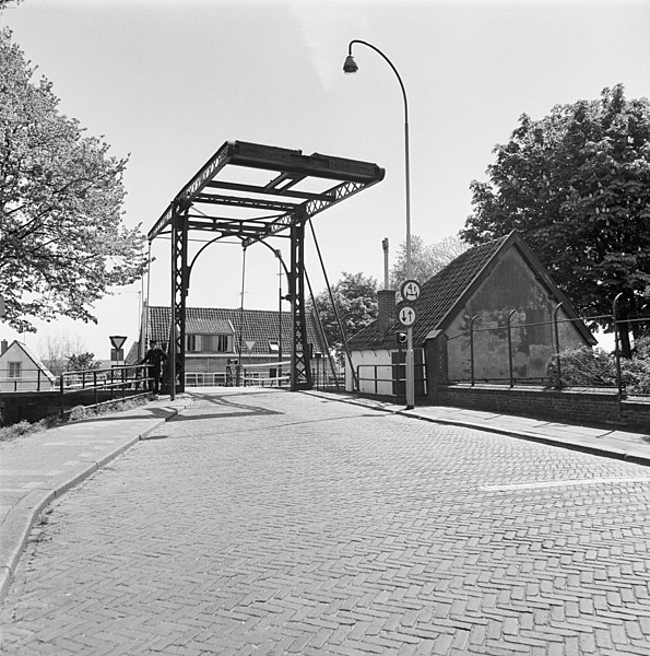 File:Wijkerbrug met brugwachtershuisje - Voorburg - 20245257 - RCE.jpg