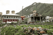 In Uschguli verändert sich die historische Architektur erheblich durch den Anstieg an Nachfrage für Übernachtungen durch Touristen.