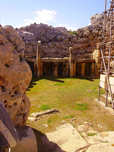 File:Xaghra Ggantija-Tempel Innen Altar 1.JPG