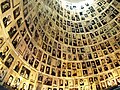 名字堂上的约600副遇害者个人照，代表遇害的六百万犹太人