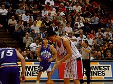 Yao in Vorbereitung eines Freiwurfs gegen die Utah Jazz, im Hintergrund John Stockton (Dezember 2002)