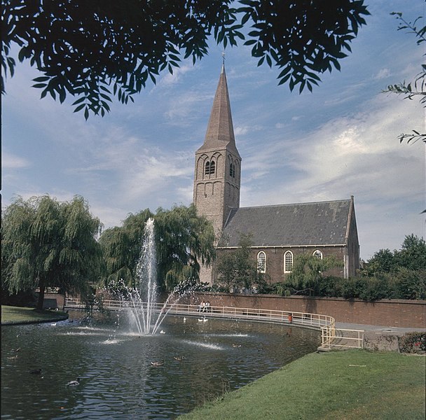 File:Zicht op de zuidgevel, gezien vanuit het park met vijver met fontein - Heemskerk - 20380933 - RCE.jpg