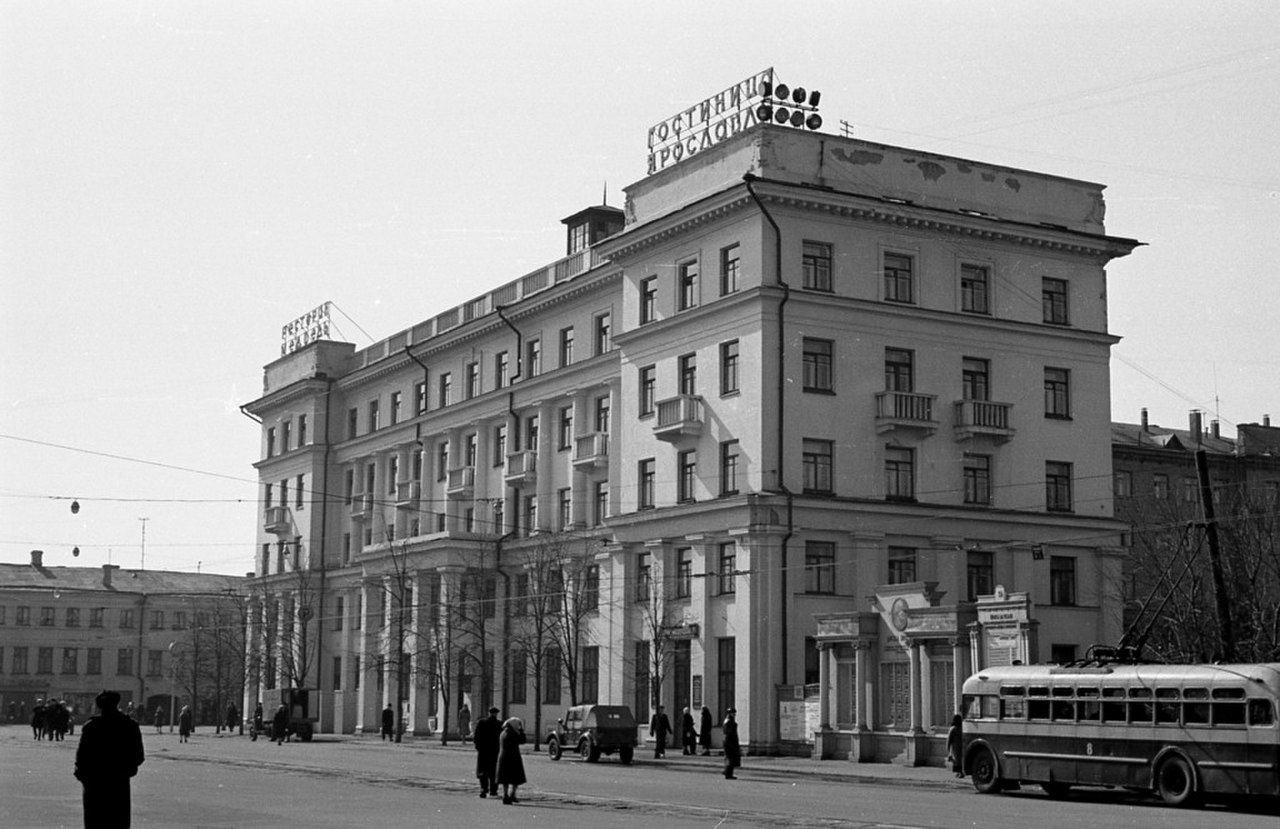 Гостиница Ярославль на площади Волкова