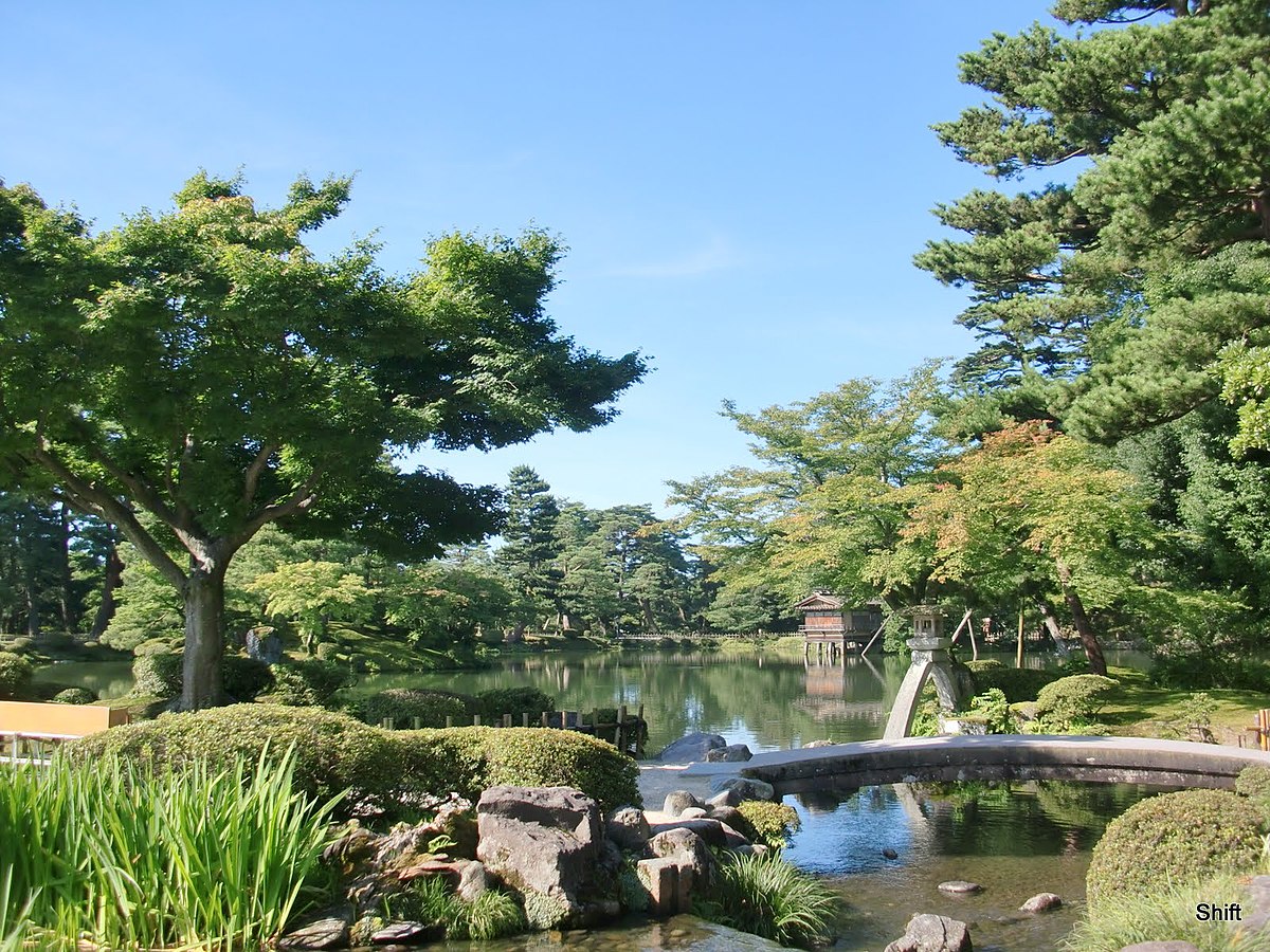 File 石川県 兼六園 霞ヶ池 右手に見えるのが徽軫灯籠 ことじとうろう 琴の糸を支える琴柱 ことじ に似ていることから その手前の橋を虹橋 Panoramio Jpg Wikimedia Commons