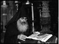 Vartabed, prêtre arménien en paenula couvert de sa longue coiffe moirée noire en pointe