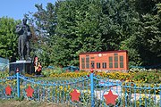 Братська могила радянських воїнів та пам’ятник воїнам-землякам у селі Дзеркалька 59-241-0039.jpg