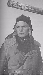 Герой Советского Союза И. Т. Любушкин в специальном вещевом имуществе зимнем шлемофоне и бекеше.