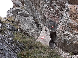 Челична жица-сајла за придржување на патеката за искачување во јужниот кулоар на Кабаш