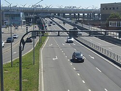 Začátek Primorskoye Highway.  Pohled na křižovatku s WHSD a ulicí Planernaya