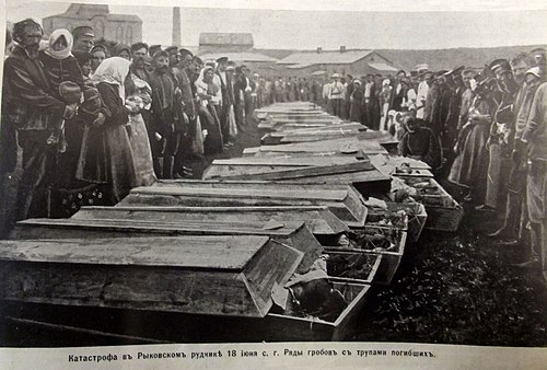 Ряды гробов с трупами погибших