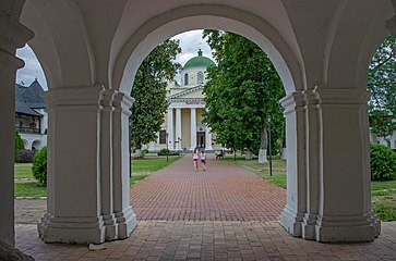 Вид з арки першого ярусу галереї на Спасо-Преображенський собор