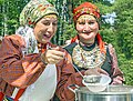 Угощение присутствующий кашей на удмуртском народном празднике "Выль джук" (новая каша)