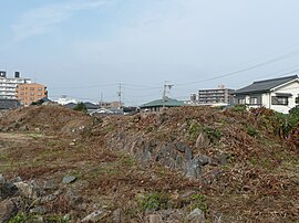 上条城の土塁と石垣