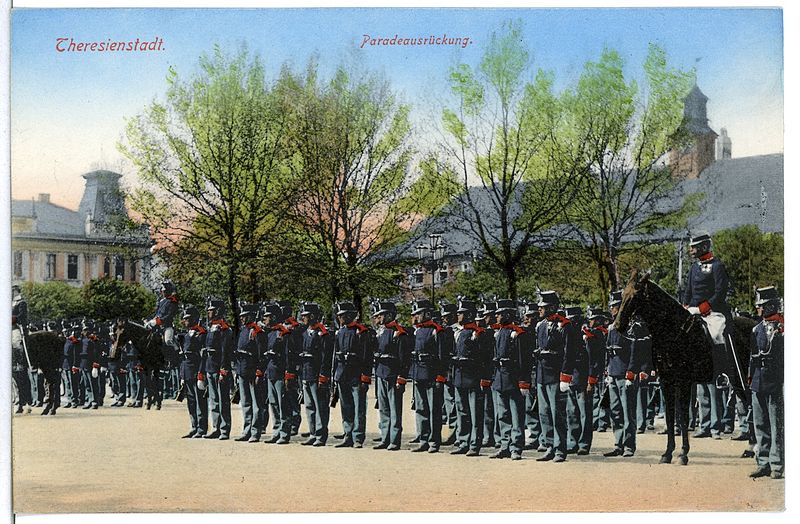 File:11018-Theresienstadt-1910-Paradeausrückung-Brück & Sohn Kunstverlag.jpg