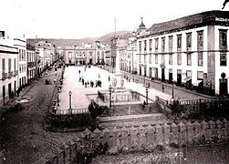 La plaza en 1870. En primer plano los muros del Castillo de San Cristóbal.