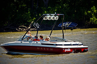 1992 Maxum 1800 SR on the Illinois River 1992 Maxum 1800 SR on the Illinois River (5749624344).jpg