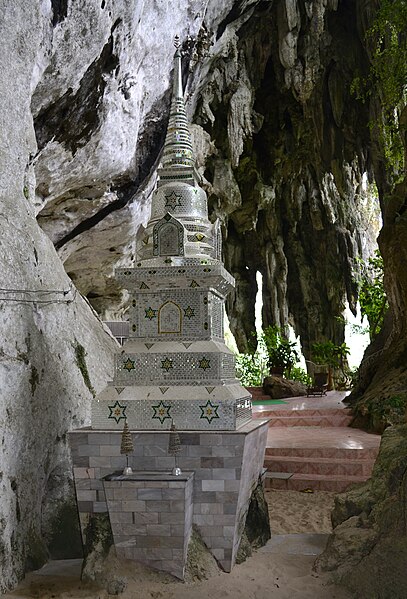 File:201304061118b Wat Tham Nakarat.jpg