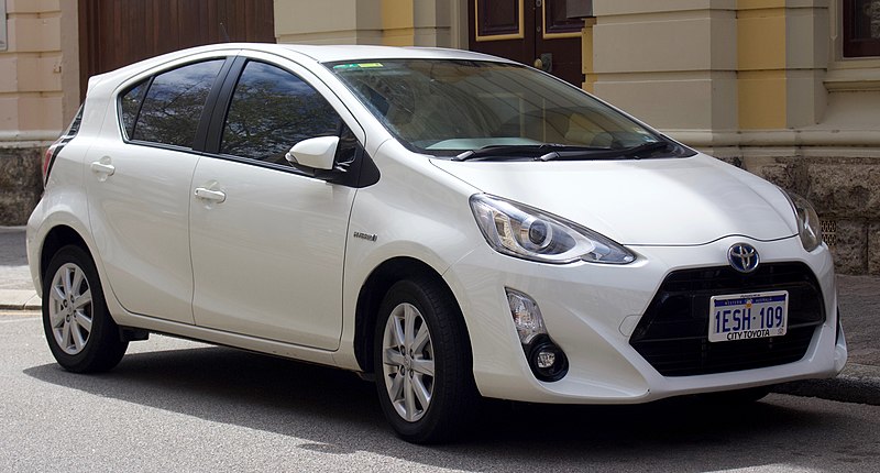 File:2015 Toyota Prius C (NHP10R MY15) i-Tech hatchback (2018-10-01) 01.jpg