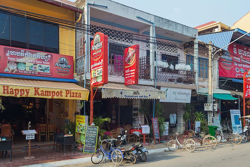 File:2016 Kampot, Old Market Street, Sklepy i restauracje.jpg