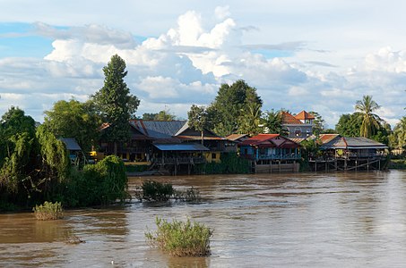 Buildings on the coast of Don Det island