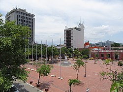 2018 Santa Marta (Colombia) - Parque Simón Bolívar desde la Casa de la Aduana.jpg