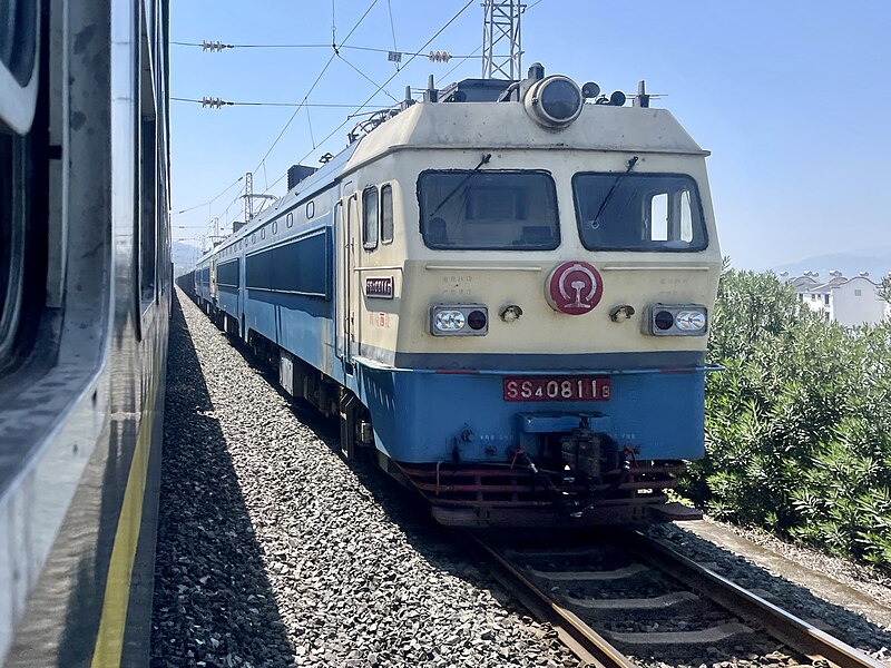 File:202309 SS4-0811 hauls Freight train at Lizhou Station.jpg