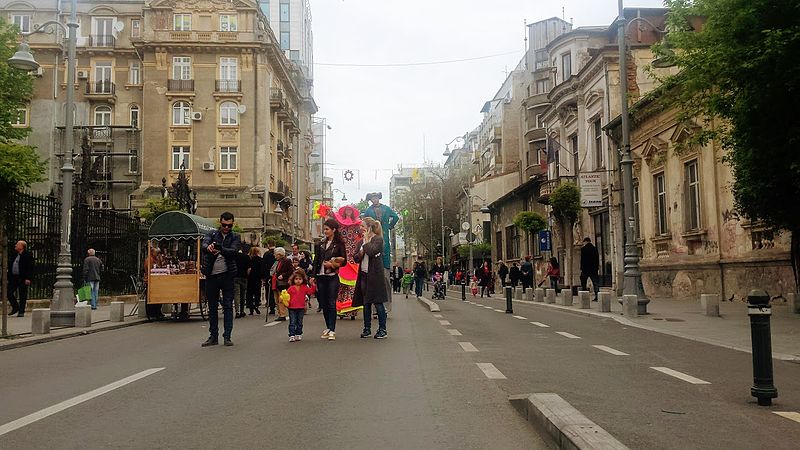 File:21 La pas pe Calea Victoriei.jpg