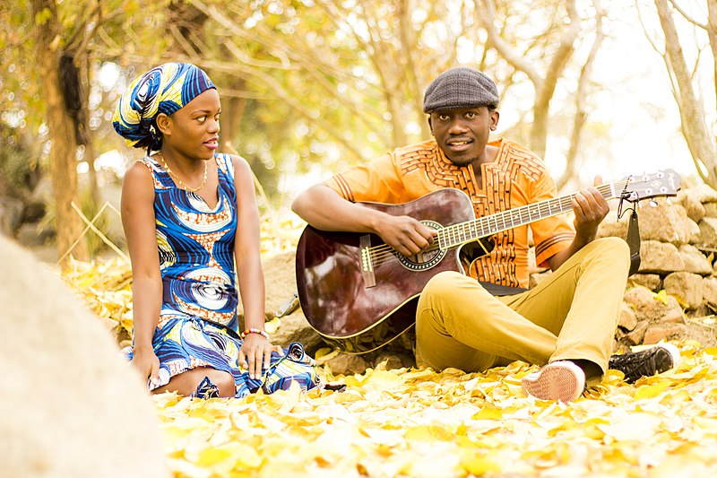 File:AFRO BREEZE ACOUSTIC POSE IN AUTUM.jpg