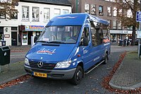 ​ Donkerblauwe busjes met het Area logo