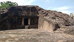 Eine Vorderansicht von Moghalrajpuram caves.jpg