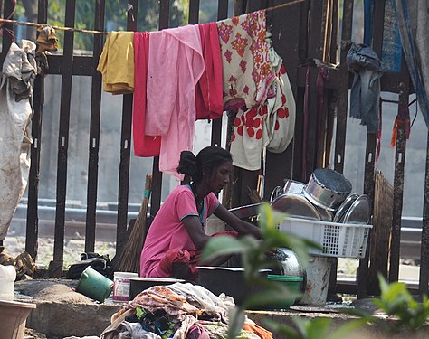 Kochgeschirr einer Familie im Armenviertel von Mumbai, Indien