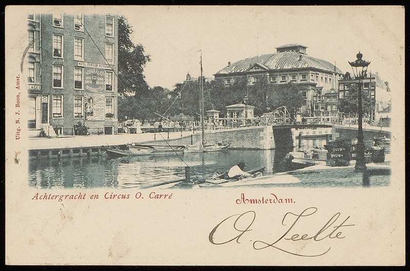 File:Achtergracht hoek Amstel met op de achtergrond theater Carré op de Amsteldijk, Afb PBKD00090000001.jpg