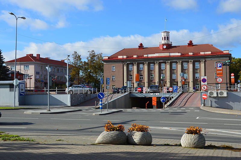 File:Administratiivhoone Jõhvis, Jõhvi keskväljak.JPG