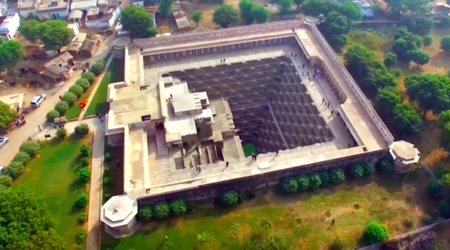 Tập_tin:Aerial_view_of_Chand_Baori.png