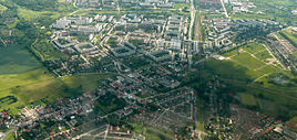 Воздушен поглед на Аренсфелде (напред) со станбените згради од Берлин-Марцан (во позадина)