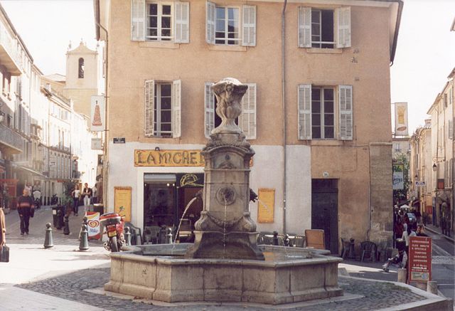 Uma fonte na parte antiga da cidade de Aix-en-Provence, França.