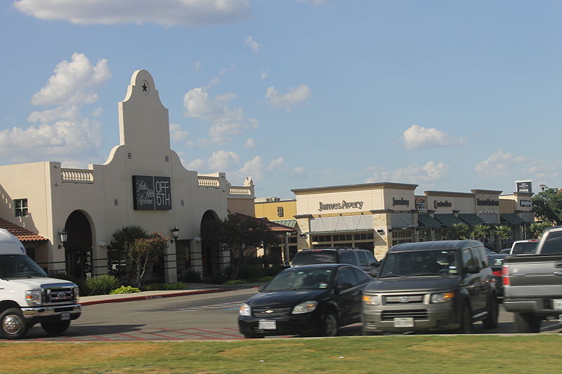 File:Alamo-shaped Saks Fifth Avenue, San Marcos, TX IMG 3274.JPG