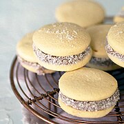 Maize starch biscuits with milk jam