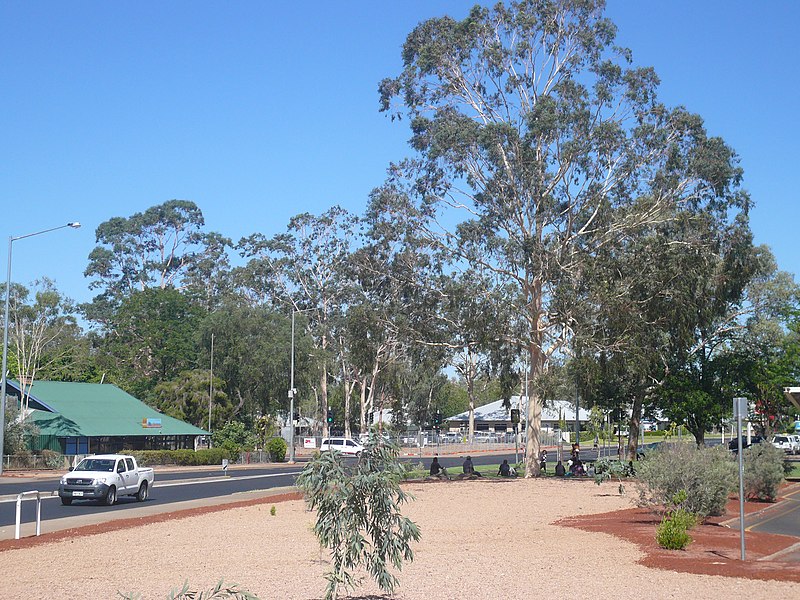 File:Alice Springs - Aboriginals in the shade (4100531952).jpg