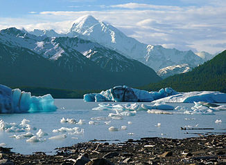 Il fiume Alsek scorre attraverso il lago Alsek (Alaska) ai piedi del monte Fairweather (4663 m)