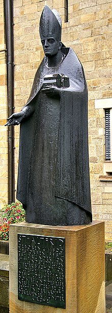 Altfrid Statue am Essener Münster.jpg
