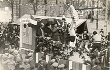 De strijdwagen van sporters en muzikanten in Mi-Carême, in 1934.