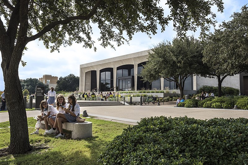 File:Amon Carter Museum of American Art, grounds.jpg