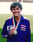 Anat Ratanapol – hier mit seiner Medaille von den Asienspielen 1974 über 4 × 100 Meter – wurde Sechster des ersten Viertelfinals und schied damit aus