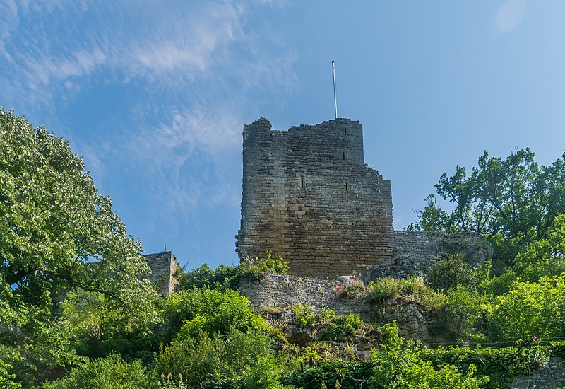 File:Ancient royal Castle of Caylus.jpg