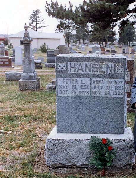 File:Anna Truedsdotter Hansen & Peter L. Hansen family grave 2007 Blair NE.jpg