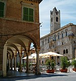 Uno scorcio del Palazzo dei Capitani, nella Piazza del Popolo di Ascoli Piceno.