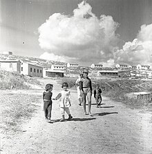 ילדים הולכים ביישוב, 1966. בוריס כרמי, אוסף מיתר, הספרייה הלאומית